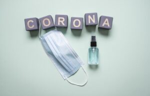Coronamaske, Buchstaben und Desinfektionsmittel